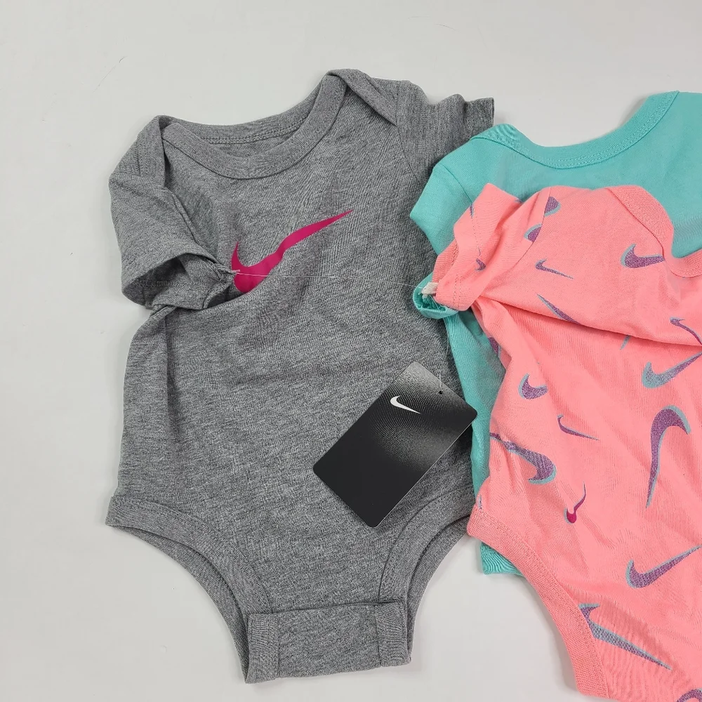 NIKE 3pc Clothing Group - Picture 3 of 3